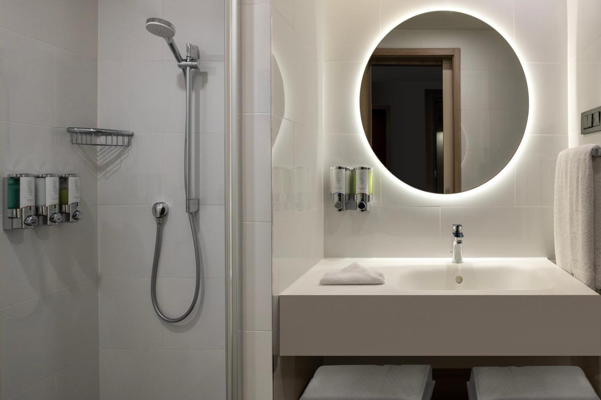 Hampton By Hilton Istanbul Merter Exteriör bild