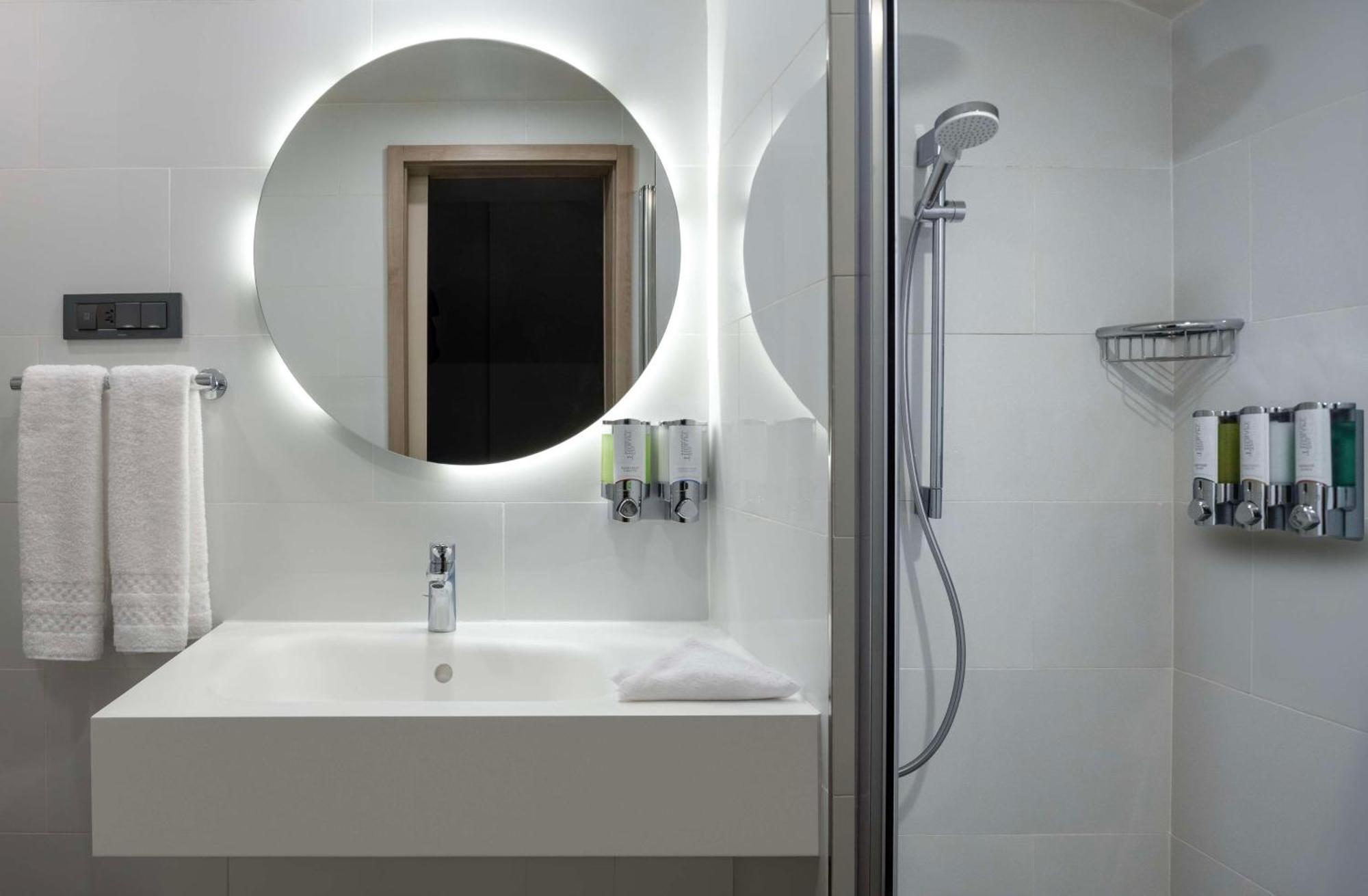 Hampton By Hilton Istanbul Merter Exteriör bild